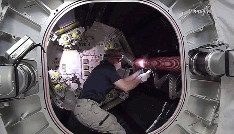 قائد محطة الفضاء الدولية جيف وليامز في صورة من تلفزيون ناسا