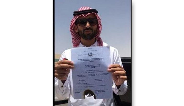 الطبيب السعودي يحرق شهادته الجامعية