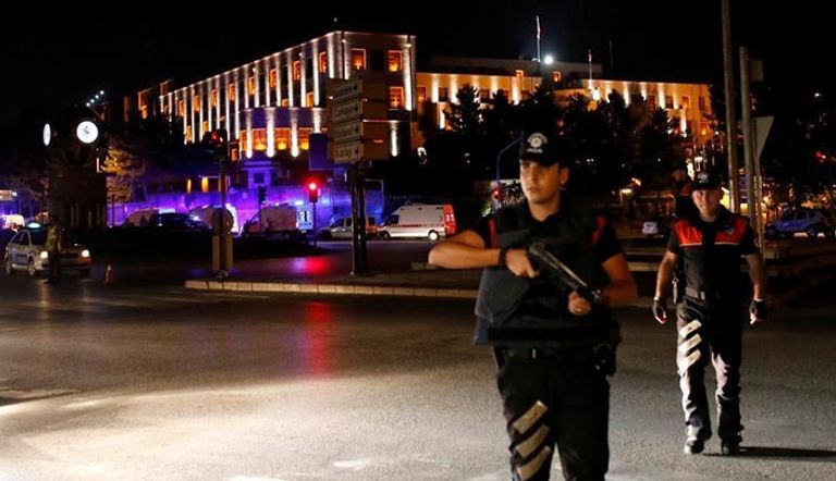 ضابطا شرطة قرب مقر الجيش التركي في أنقرة
