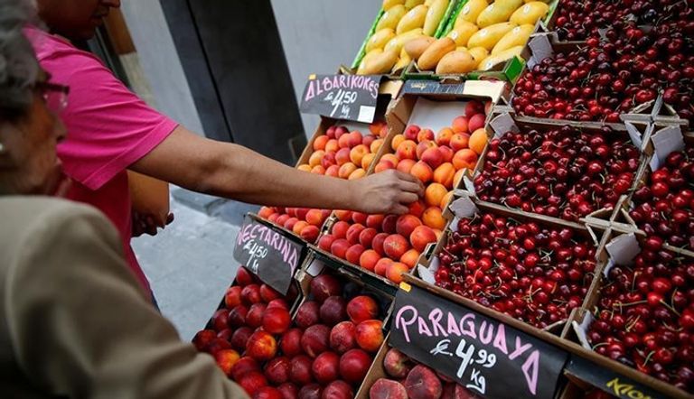 صور لإحدى أسواق الخضراوات والفواكه في أوروبا 