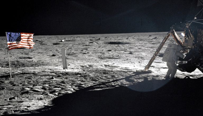 صورة نشرتها وكالة ناسا لغرس العلم الأمريكي على سطح القمر