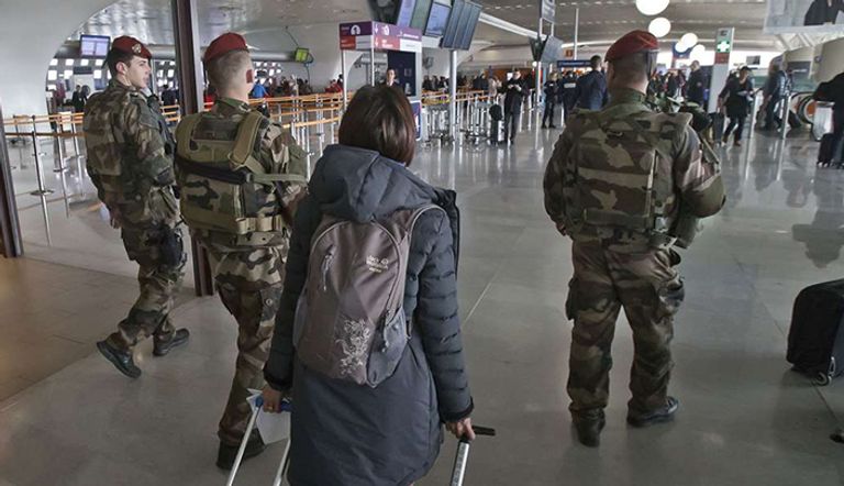 الجيش الفرنسي داخل مطار شارل ديجول