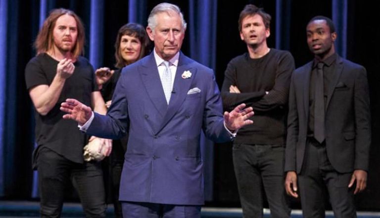 الأمير تشارلز يؤدي وخلفه مينتشين ووالتر وديفيد تينانت وإسيدو.