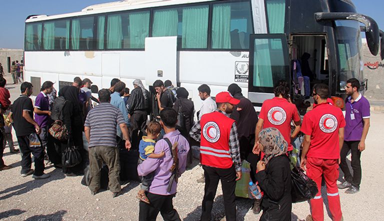 مسلحو المعارضة وعائلاتهم يغادرون داريا على متن حافلات