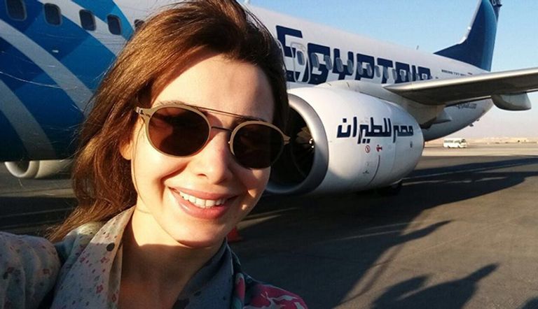 نانسي عجرم أمام طائرة مصر للطيران