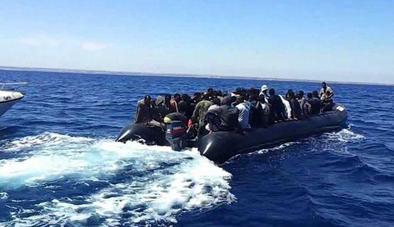 مهاجرون غير شرعيين على متن قارب في عرض البحر