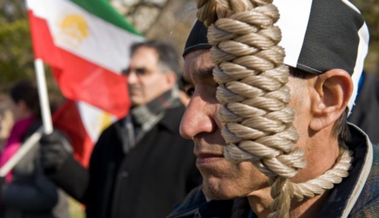  أحد معارضي النظام الإيراني في مظاهرة للأكراد
