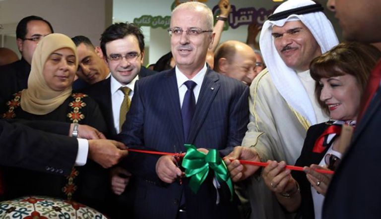 رئيس الوزراء الفلسطيني يقص شريط الافتتاح