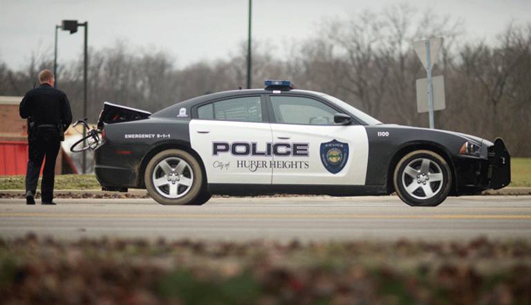 رجل أمن بجوار سيارة شرطة في ولاية أوهايو