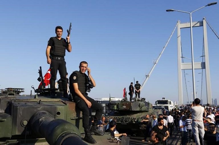 رجال من الشرطة يحرسون دبابات استخدمت في محاولة الانقلاب في اسطنبول يوم السبت (رويترز)