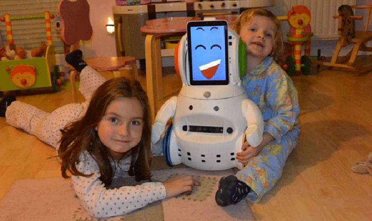 تطبيق جديد للتواصل بين جليسات الأطفال عبر الهواتف الذكية