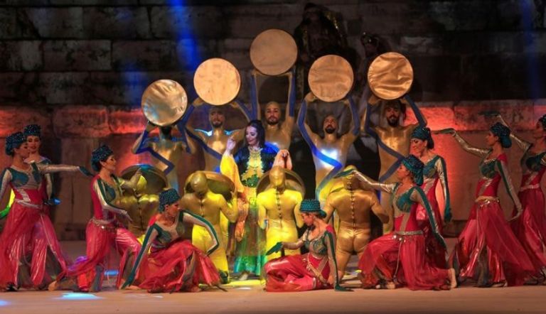 راقصون من فرقة انانا للرقص المسرحي أثناء تقديم عرض في صور بلبنان