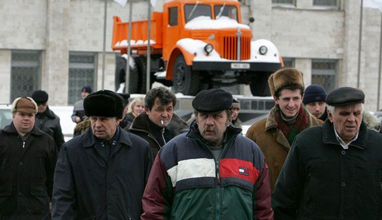 عمال في نهاية نوبة عملهم في مصنع للسيارات في مينسك