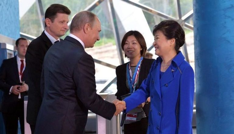 رئيسة كوريا الجنوبية باك جون هاي تصافح الرئيس الروسي فلاديمير بوتين