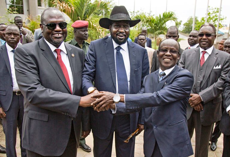 رئيس جنوب السودان سالفا كير يشكل حكومته الانتقالية