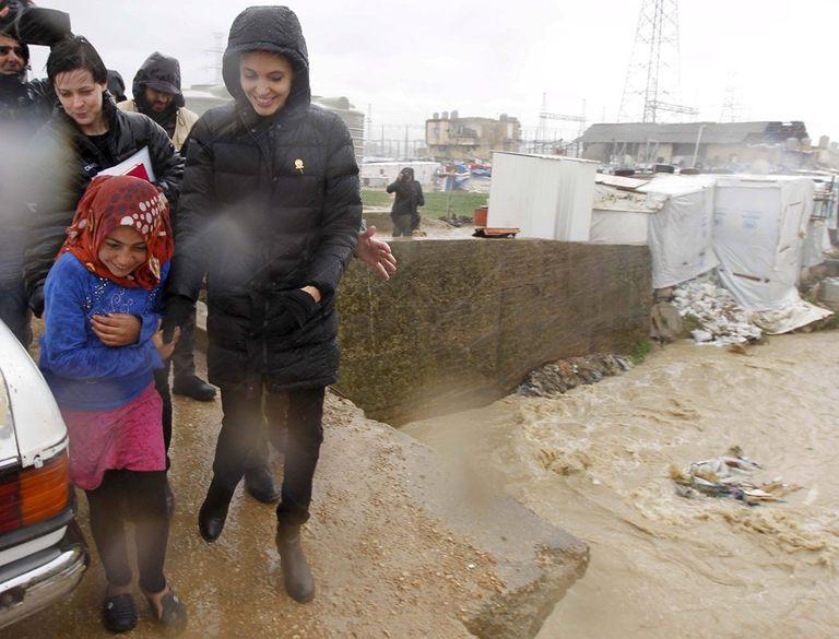 أنجلينا جولي من تحت الأمطار في لبنان وأثار المياه واضحة على العدسات