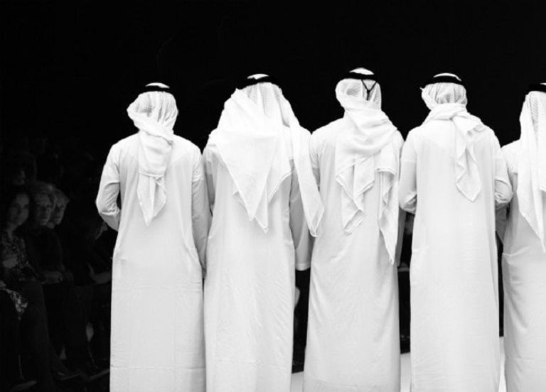 رجال يقدمون الثوب السعودي المضاد للرصاص عرض أزياء