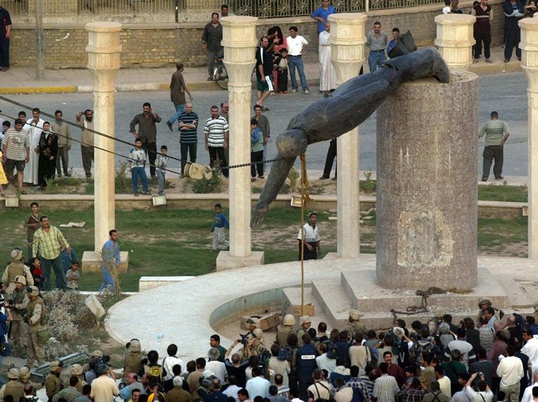 صورة أرشيفية لتحطم تمثال صدام حسين في 2003 