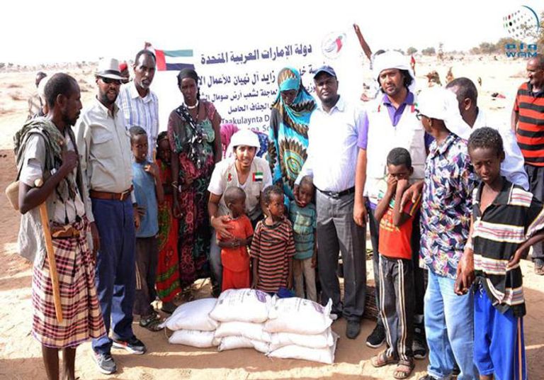 النازحون الصوماليون يستقبلون المساعدات الإماراتية