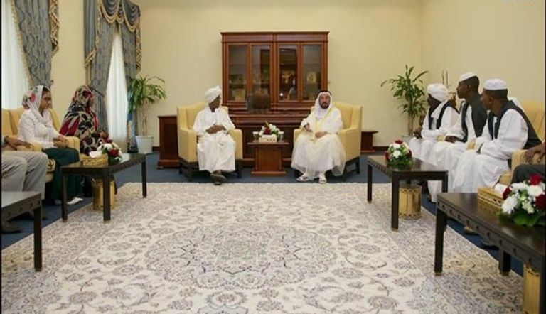 حاكم الشارقة يلتقي وفدا من شعراء السودان