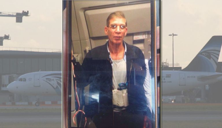 صورة لخاطف الطائرة سيف الدين مصطفى يرتدي حزاما لا يُعرف إن كان حقيقيا أم لا