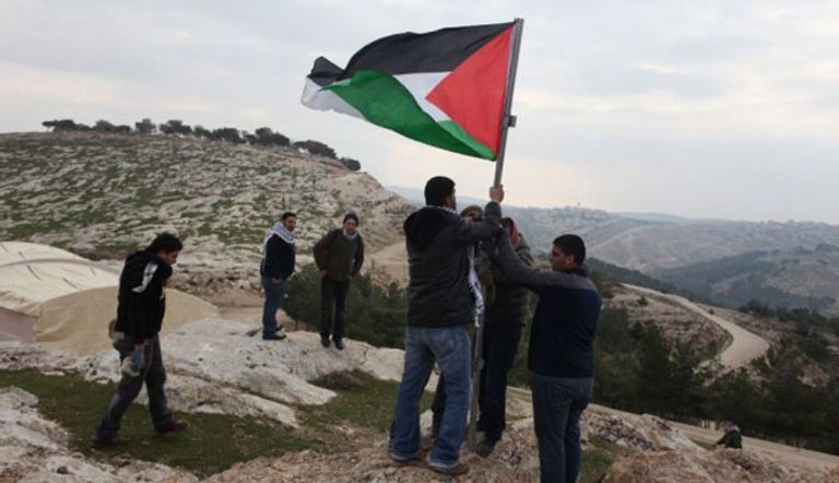 فلسطينيون يرفعون العلم في المنطقة ج