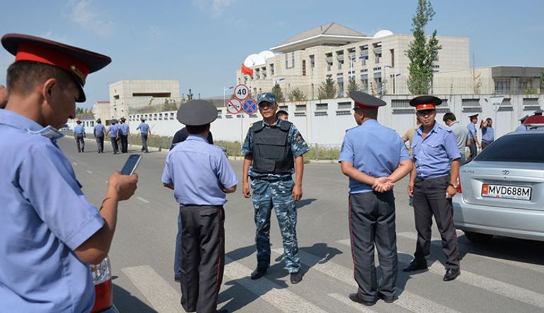الشرطة المحلية تحوط السفارة الصينية بعد الهجوم
