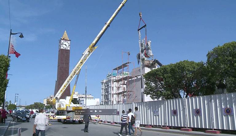 أعيد نصب تمثال الحبيب بورقيبة قبالة مبنى وزارة الداخلية 