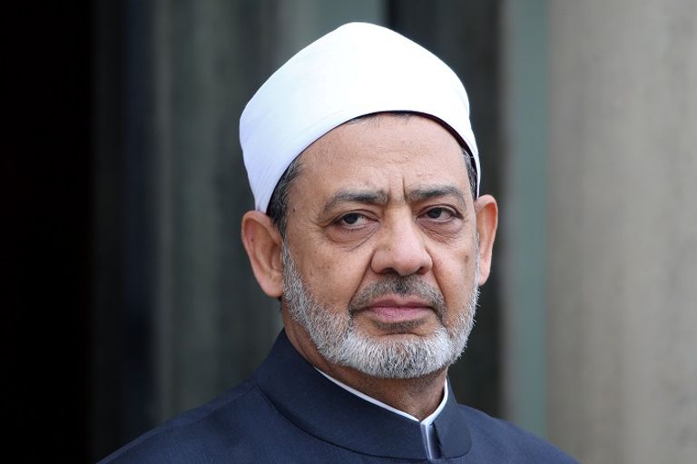 شيخ الأزهر الإمام أحمد الطيب خلال زيارته باريس (رويترز)