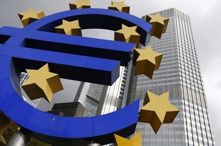 شعار اليورو أمام مقر البنك المركزي الأوروبي في فرانكفورت  (رويترز)