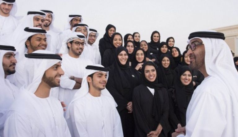 صورة أرشيفية للشيخ محمد بن زايد مع سفراء شباب الإمارات
