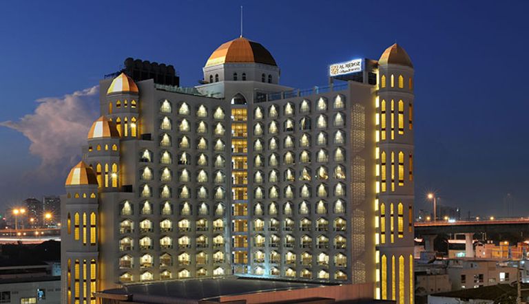 الفندق شُيّد على طراز معماري إسلامي
