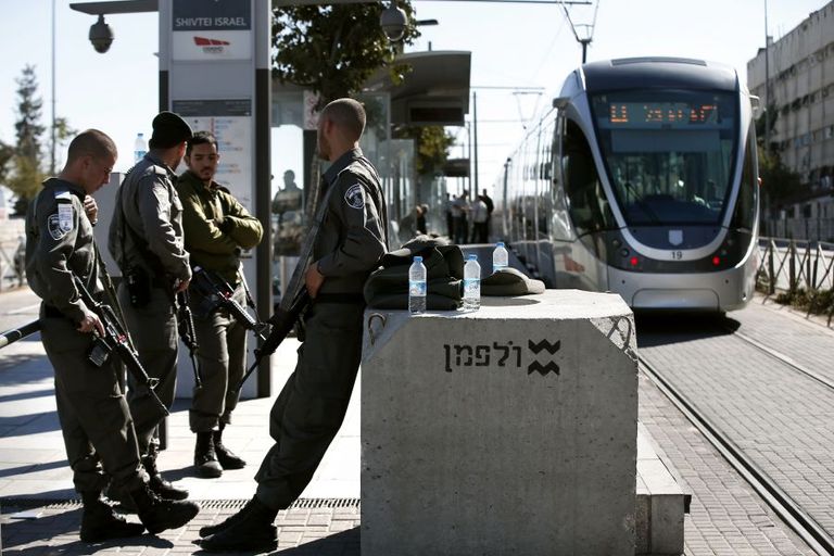جنود إسرائيليون قرب القطار الخفيف بالقدس - أرشيفية