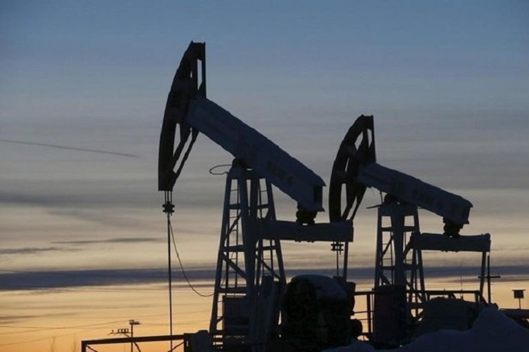 سعار النفط تنخفض نحو 1% مع ارتفاع الدولار