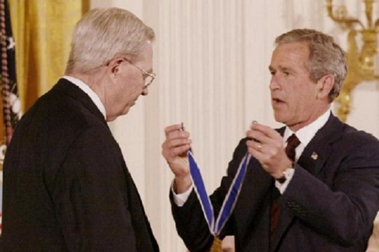 بوش الابن يقلد دونالد هندرسون وسام الحرية الرئاسي عام 2002