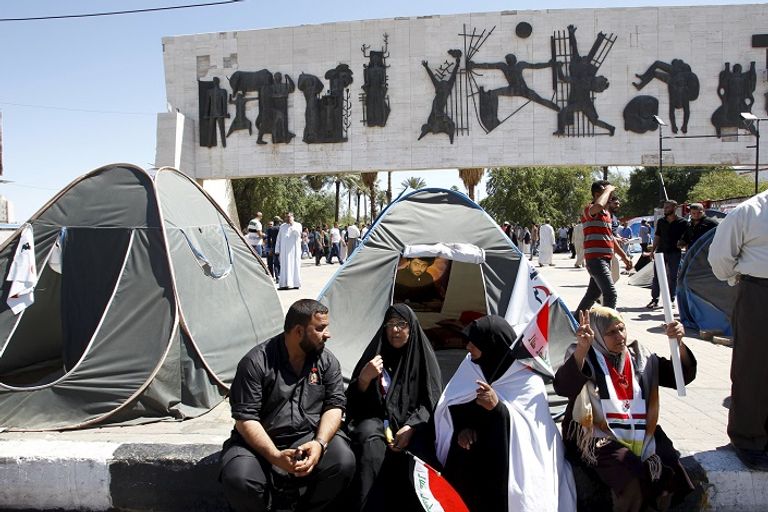 معتصومون ينتمون للتيار الصدري في وسط بغداد (رويترز)