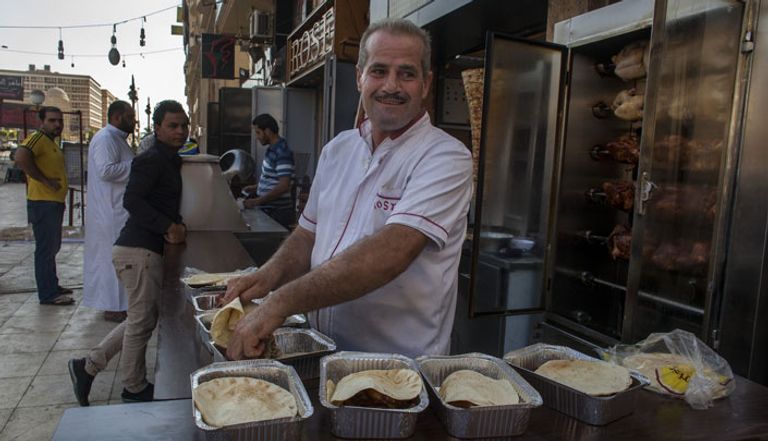 لاجئ سوري في مصر يبع أطعمة