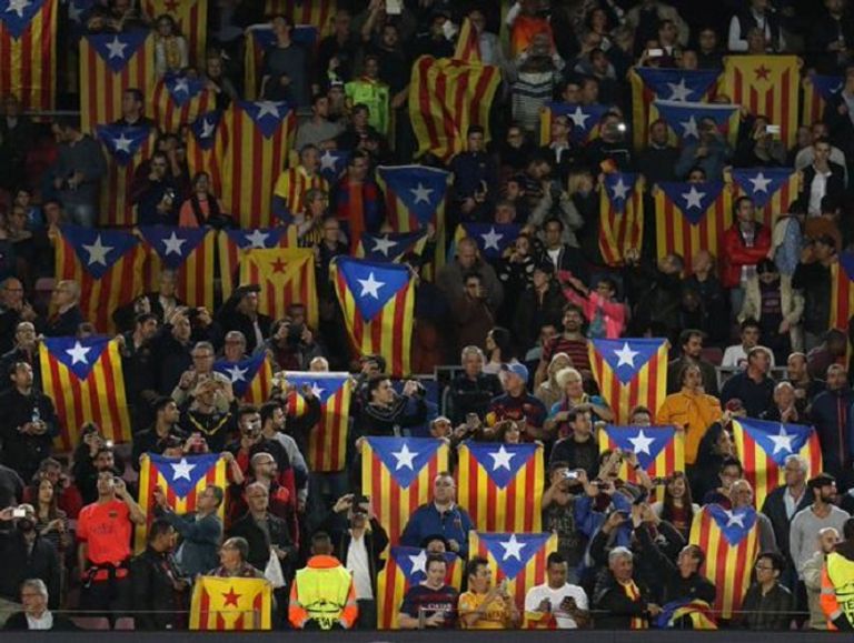مجشعي برشلونة بأعلام كتالونيا