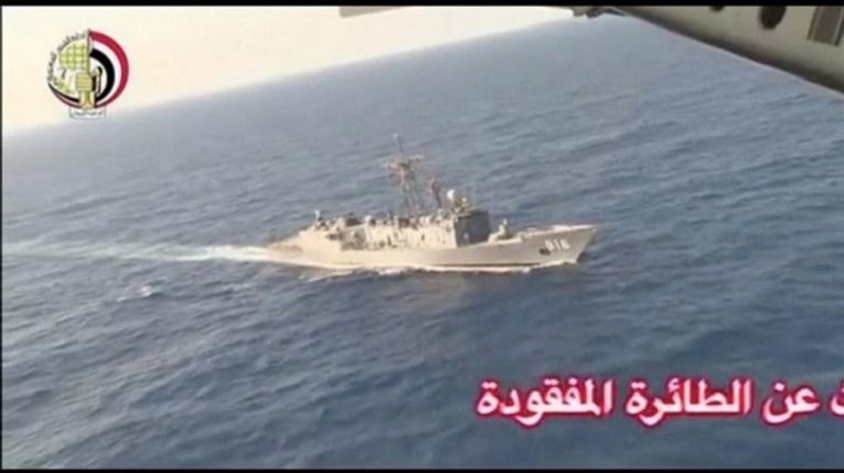 صورة من فيديو من الجيش المصري لسفينة عسكرية مصرية مشاركة في البحث عن الطائرة المنكوبة (رويترز)