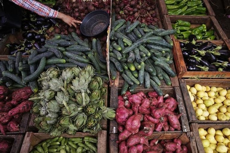 رجل يشتري خضروات في سوق بالرباط (رويترز)