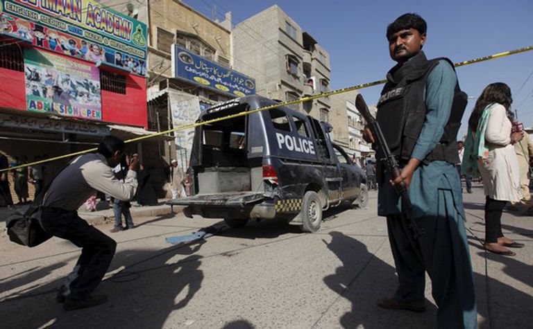 جندي أفغاني يحرس سيارة للشرطة بعد تعرضها لهجوم من طالبان - أرشيفية