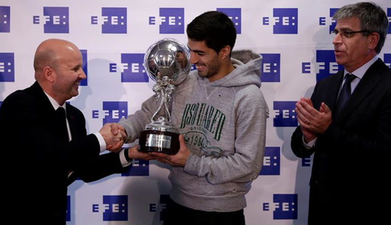 لويس سواريز نجم فريق برشلونة يتسلم جائزة أفضل لاعب