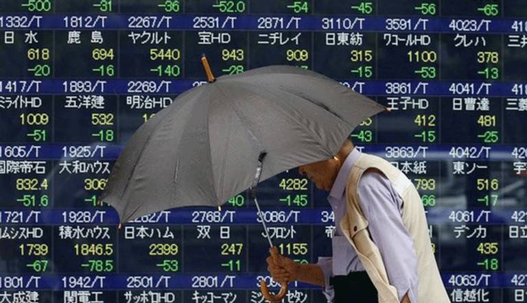 شاشة تعرض أسعار الأسهم في طوكيو- صورة أرشيفية 