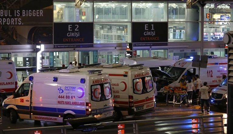 سيارات اسعاف امام مطار اتاتورك في اسطنبول الذي تعرض لهجوم يوم 28 يونيو