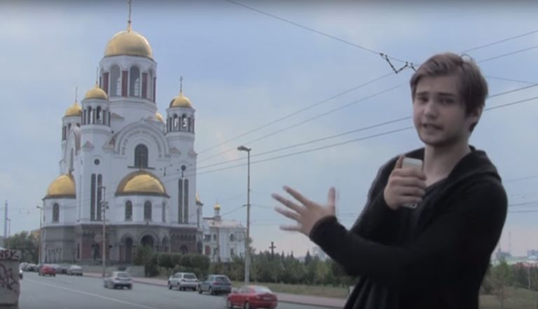  سوكولوفسكي نفسه يلعب داخل الكنيسة احتجاجًا على الحظر