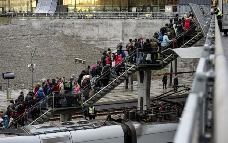 طابور من اللأجئين القادمين بالقطار من الدنمارك