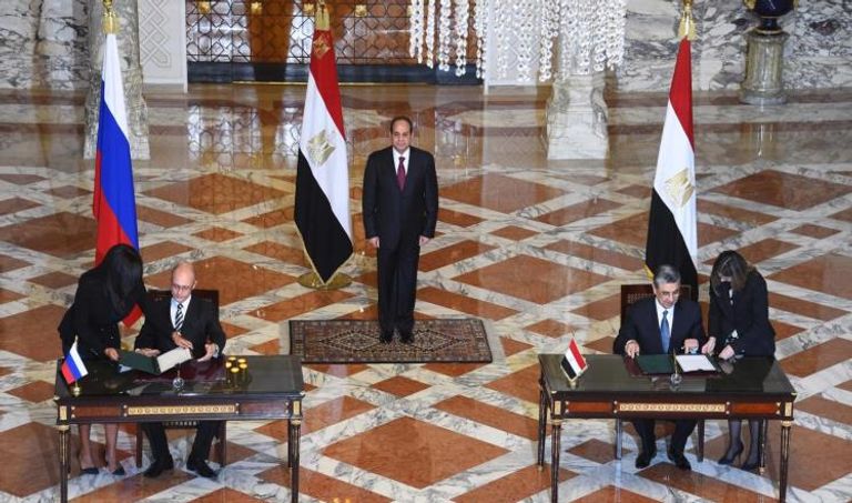 أثناء توقيع اتفاقية إنشاء المحطة النووية المصرية بالتعاون مع روسيا - أرشيفية