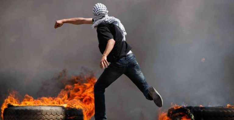 مواجهات مستمرة بين شبان فلسطينيين والقوات الإسرائيلية 