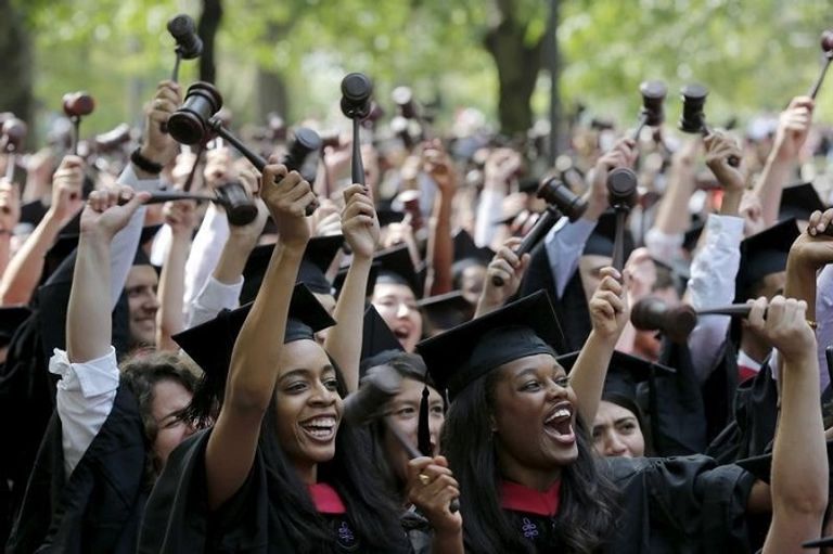 طلاب أثناء حفل تخرجهم في جامعة هارفارد (رويترز)