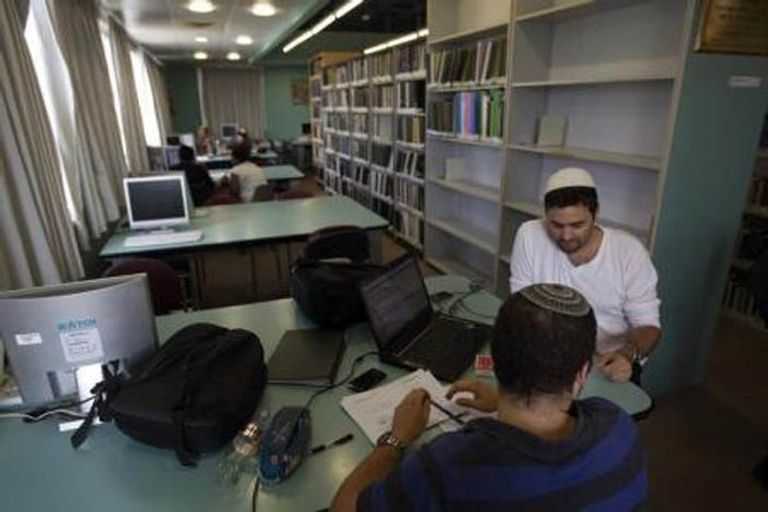 طلاب يجلسون في مكتبة في مركز جامعة أرييل بمستوطنة ارييل